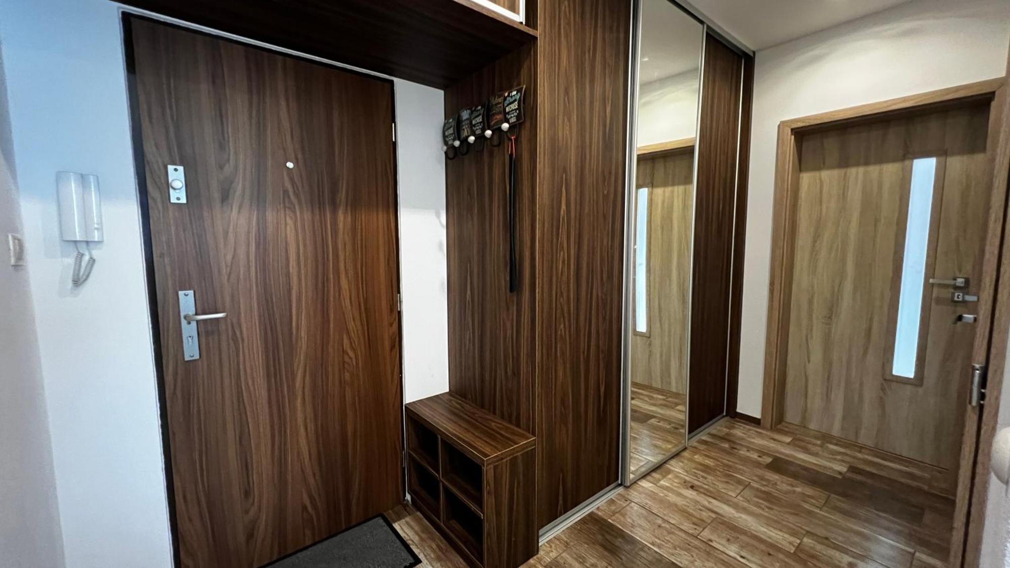 Industrial Apartment I 24Hr Self Check-In I Free Parking & Coffee Банська Бистриця Екстер'єр фото