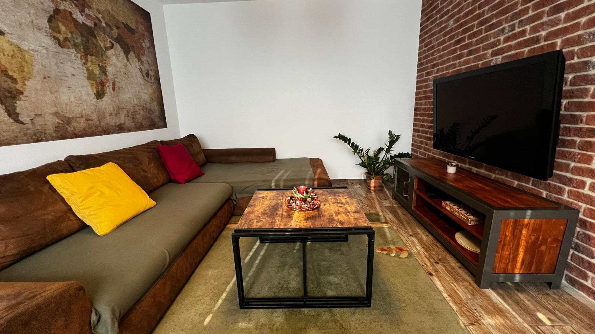 Industrial Apartment I 24Hr Self Check-In I Free Parking & Coffee Банська Бистриця Екстер'єр фото